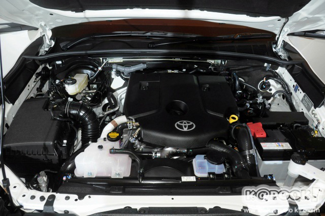 ขุมพลัง Toyota Fortuner TRD Sportivo 2016 ใช้เครื่องยนต์ดีเซล 2.8 ลิตร ให้กำลัง 177 แรงม้า ที่ 3,400 รอบ/นาที แรงบิดสูงสุด 450 นิวตันเมตร ที่ 1,600–2,400 รอบ/นาที  ส่งกำลังด้วยเกียร์อัตโนมัติ 6 สปีด (ไม่ได้มีการแจ้งว่ามีการปรับจูนเครื่องยนต์เพิ่มเติมหรือไม่) ระบบขับเคลื่อนซิกม่าโฟร์ (Ʃ4) ที่สามารถเลือกโหมดการขับขี่ได้ดั่งใจ ทั้งโหมด H2 H4 และ L4 ผสานการทำงานร่วมกับระบบ DAC และ A-TRC